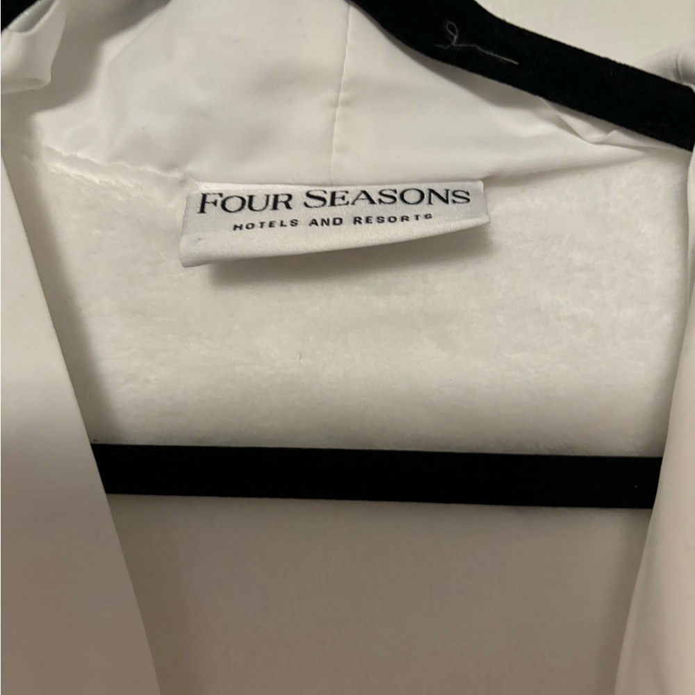 Four Seasons Spa Robe - Picture 7 of 10